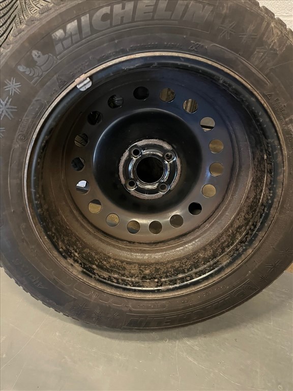  Renault Scenic II 16" lemezfelni, és 205/60 használt Michelin téli gumi 2. kép