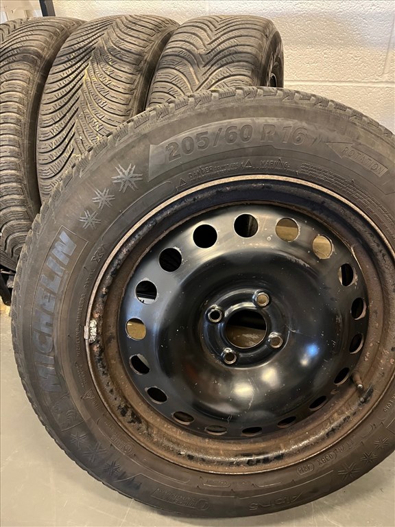  Renault Scenic II 16" lemezfelni, és 205/60 használt Michelin téli gumi 3. kép