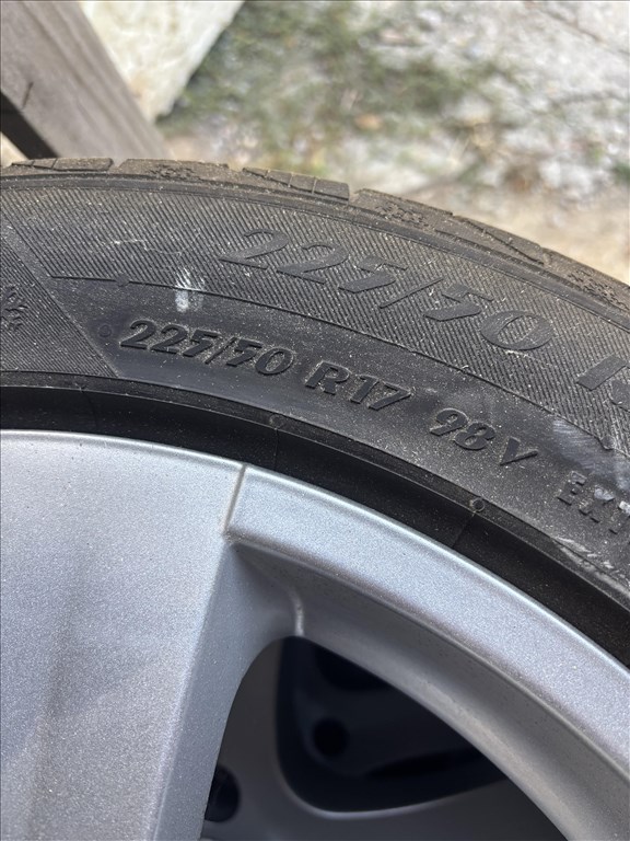 Audi (A6 c7)5x112 lyukosztású 17" újszerű alufelni, rajta 225/50 használt Matador téli gumi gumi  2. kép