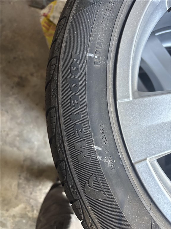 Audi (A6 c7)5x112 lyukosztású 17" újszerű alufelni, rajta 225/50 használt Matador téli gumi gumi  4. kép