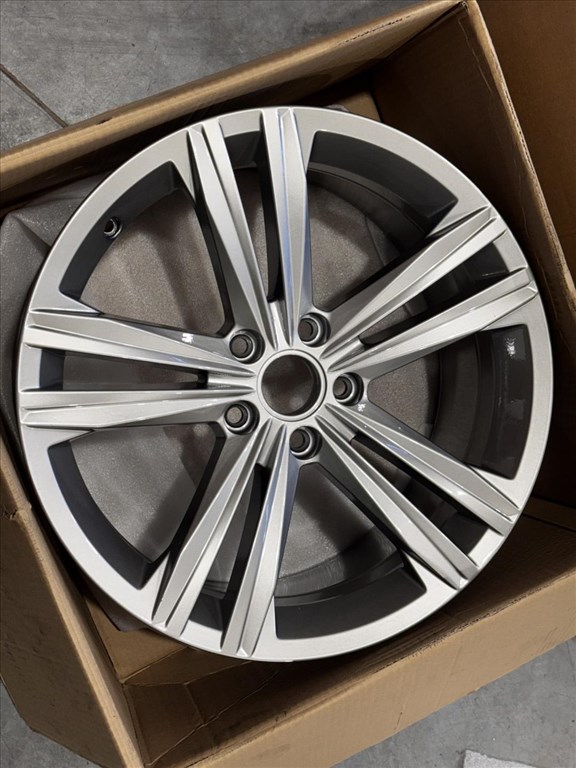 R18 Original Volkswagen 8J ET40 - 3G8 601 025N / 3G8601025N 1db alufelni felni 1. kép