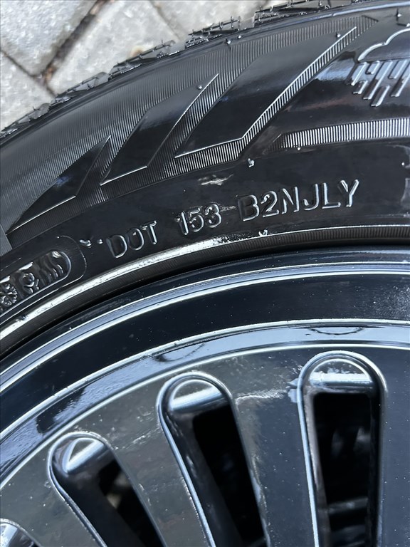  5x120 lyukosztású 16" újszerű (gyári felni) alufelni, rajta 225/55 használt téli gumi gumi  8. kép