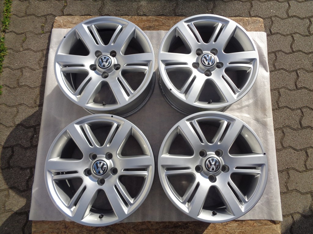 VW Amarok Gyári alufelni 17-es, szép újszerű állapotban eladó. 1. kép