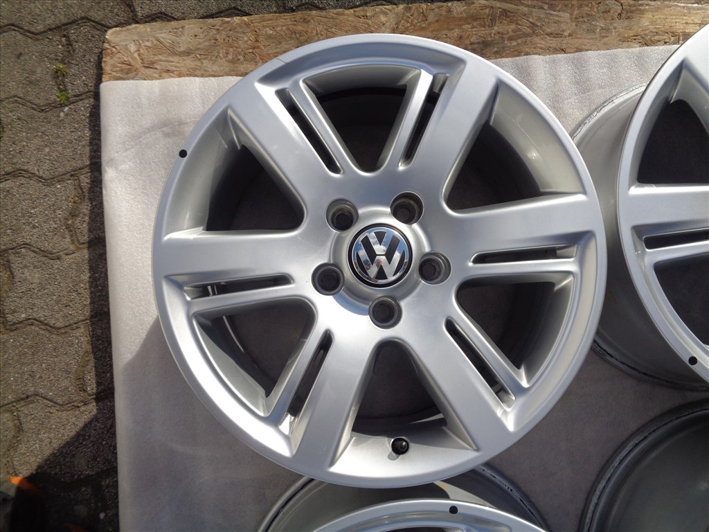 VW Amarok Gyári alufelni 17-es, szép újszerű állapotban eladó. 2. kép