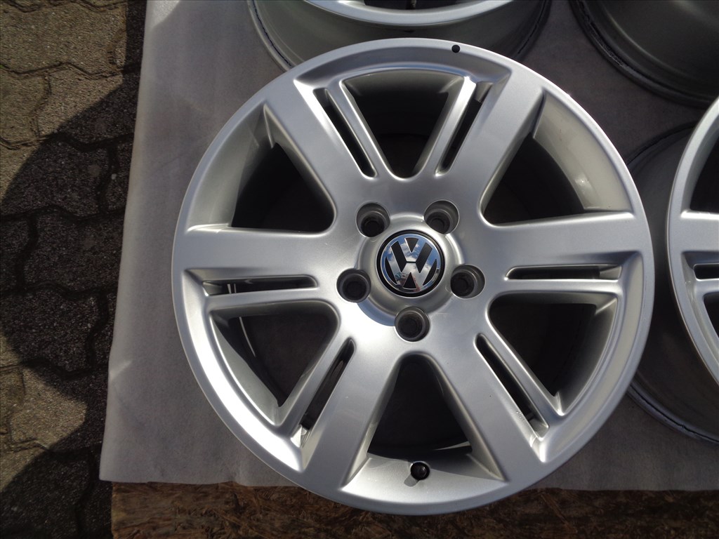 VW Amarok Gyári alufelni 17-es, szép újszerű állapotban eladó. 3. kép