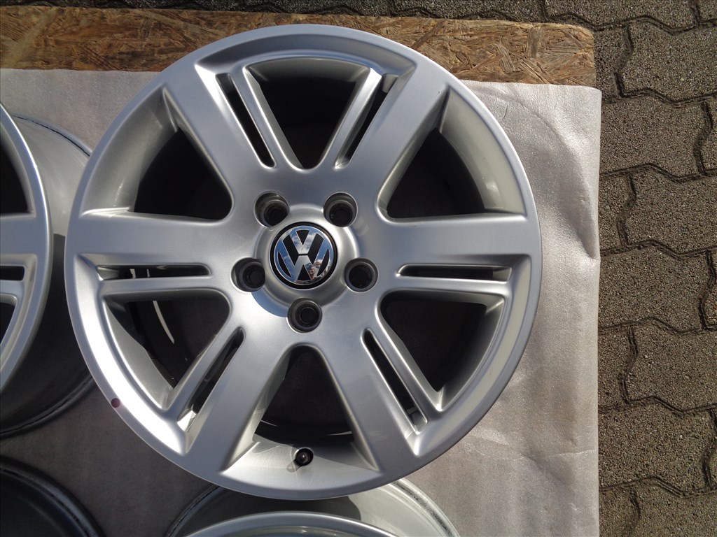 VW Amarok Gyári alufelni 17-es, szép újszerű állapotban eladó. 4. kép