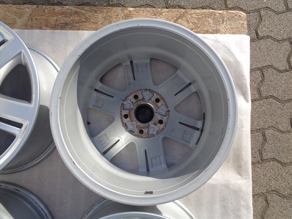 VW Amarok Gyári alufelni 17-es, szép újszerű állapotban eladó. 6. kép