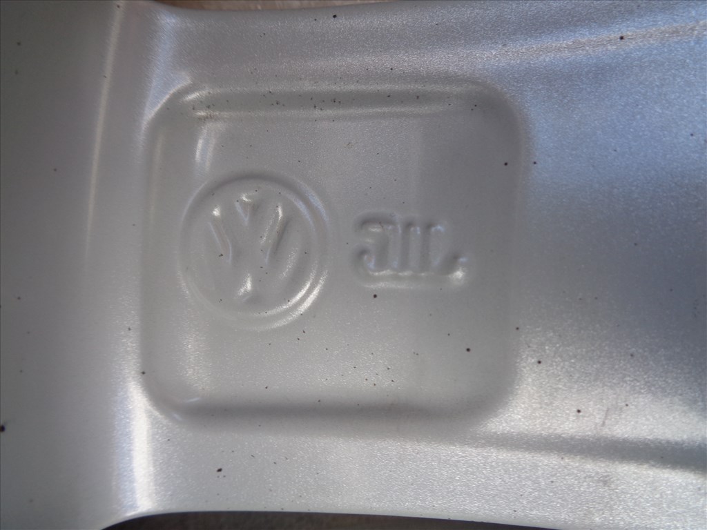 VW Amarok Gyári alufelni 17-es, szép újszerű állapotban eladó. 7. kép