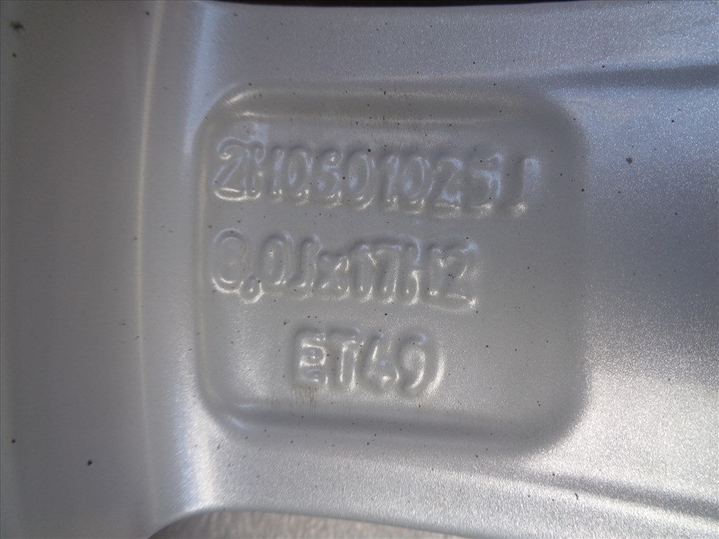 VW Amarok Gyári alufelni 17-es, szép újszerű állapotban eladó. 8. kép