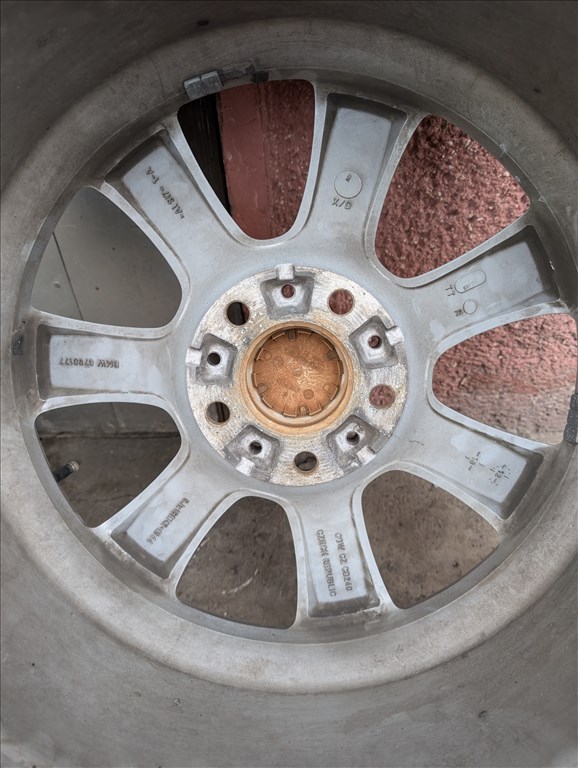  18" újszerű alufelni, rajta 245/45 (első ) 275/40/18-as (hatsó) kopott Continental nyári gumi. 4. kép