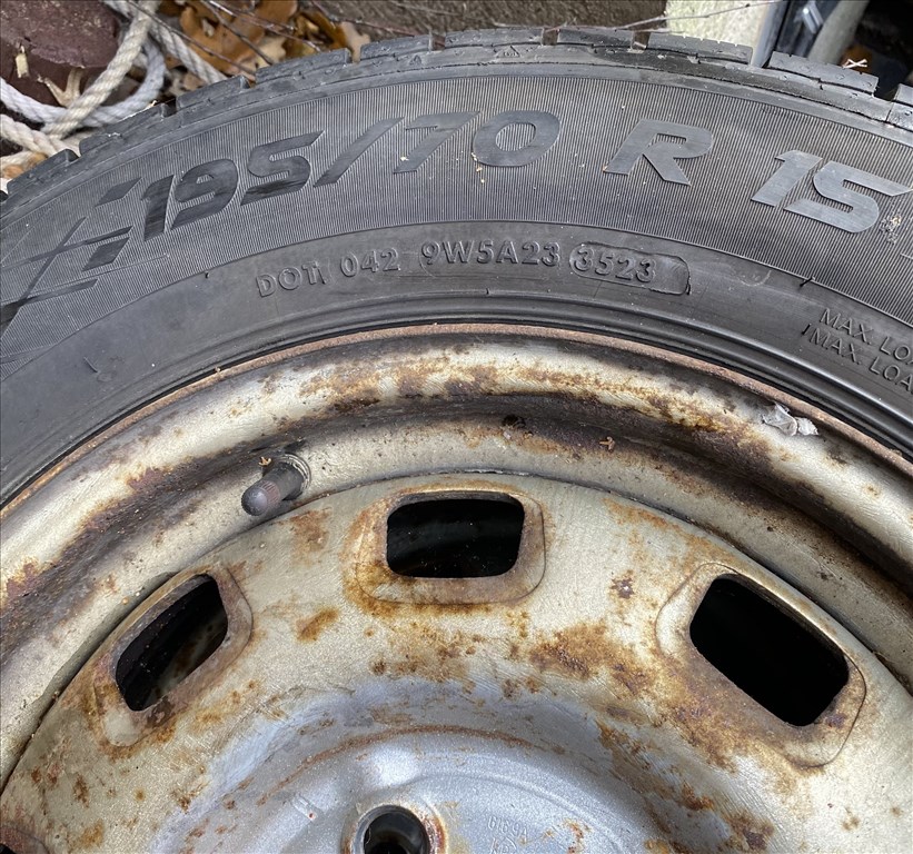 Volkswagen Transporter t4 lemezfelni 15” téli Gumival 195/70/15 C 2. kép