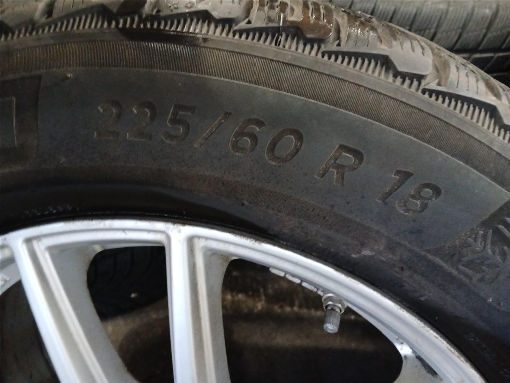 TOYOTA RAV-4 5x114.3 7x18 225/60R18 használt MichelinAlpin5 SUV 2021 téli gumikkal 4. kép