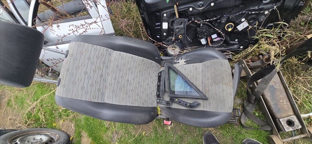 Volkswagen Caddy III bontott alkatrészei 1.6tdi CAY 9. kép