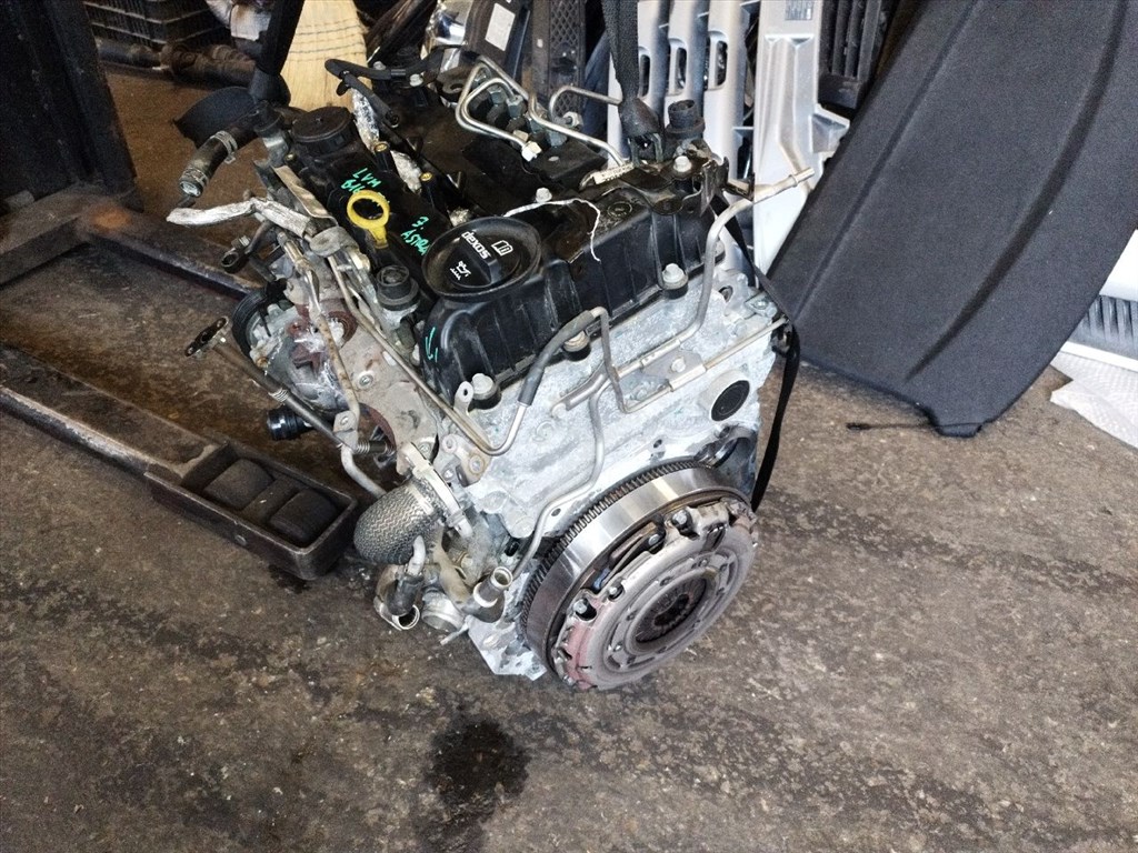 B16DTH kódú Opel 1.6 CDTI motor. Karter és a motortartó baknál sérült. 4. kép