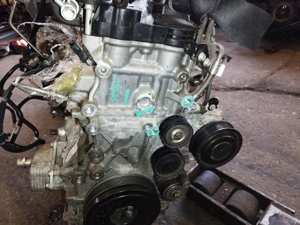 B16DTH kódú Opel 1.6 CDTI motor. Karter és a motortartó baknál sérült. 3. kép