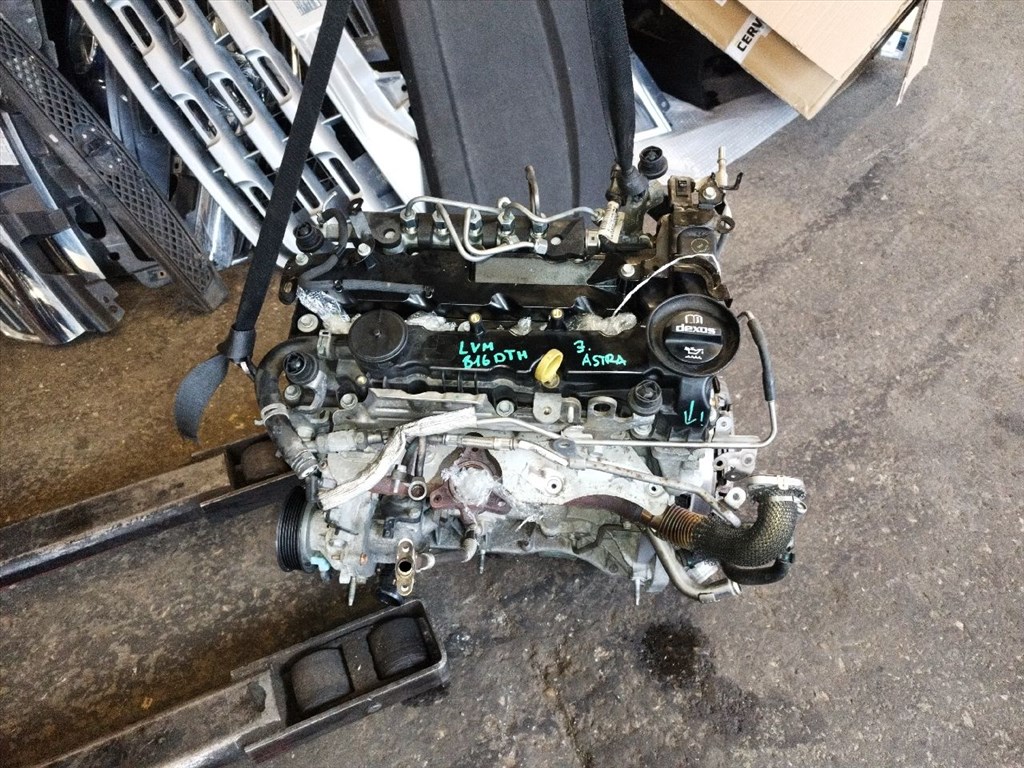 B16DTH kódú Opel 1.6 CDTI motor. Karter és a motortartó baknál sérült. 5. kép