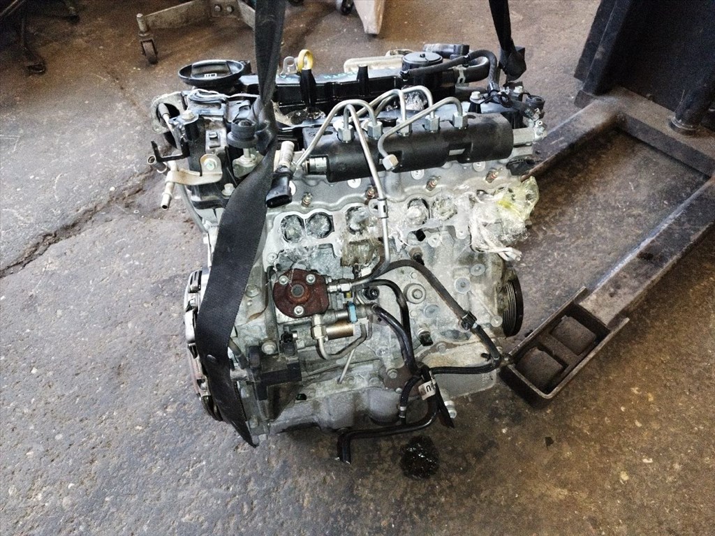 B16DTH kódú Opel 1.6 CDTI motor. Karter és a motortartó baknál sérült. 1. kép