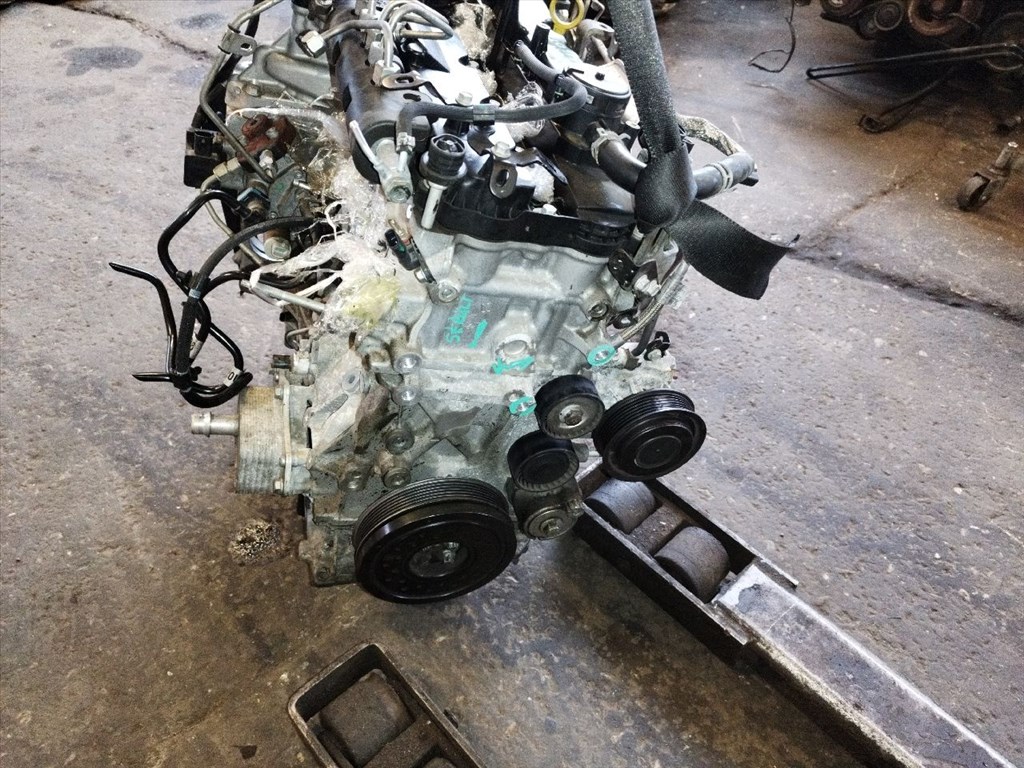 B16DTH kódú Opel 1.6 CDTI motor. Karter és a motortartó baknál sérült. 2. kép