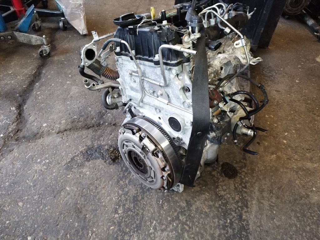 B16DTH kódú Opel 1.6 CDTI motor. Karter és a motortartó baknál sérült. 6. kép