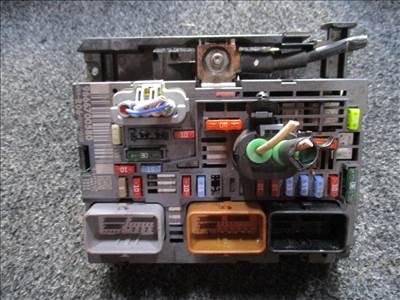 Citroën C4 Picasso  Berlingo II, Peugeot 207 3008 BSM külső biztosítéktábla 9666700580 R06