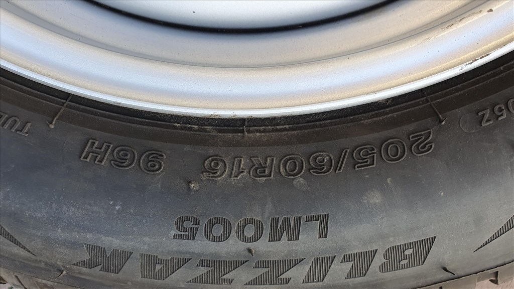  5x112 lyukosztású 16" használt lemezfelni, rajta 205/60 használt Bridgestone téli gumi gumi  2. kép
