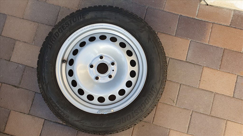  5x112 lyukosztású 16" használt lemezfelni, rajta 205/60 használt Bridgestone téli gumi gumi  6. kép