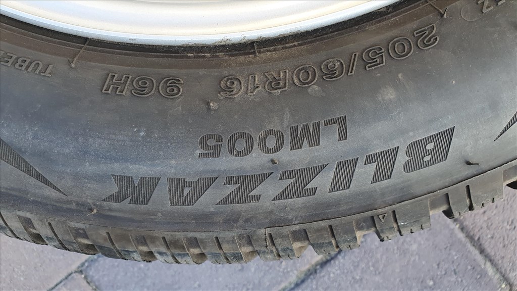  5x112 lyukosztású 16" használt lemezfelni, rajta 205/60 használt Bridgestone téli gumi gumi  7. kép