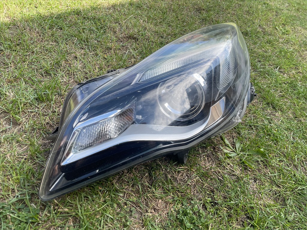 Opel Insigna fényszóró  555888333 m0011234 1ll011165731 ismeretlen1 1. kép