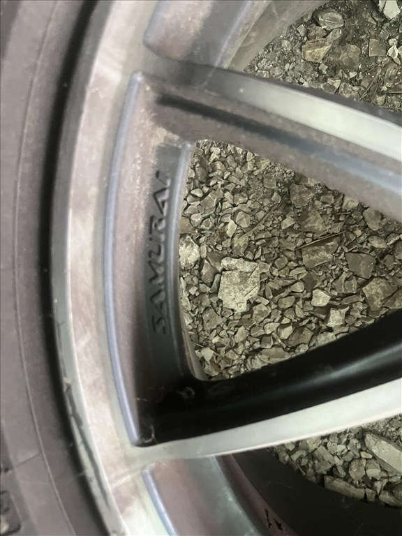  5x114.3 lyukosztású 18" használt alufelni, rajta 235/55 használt Pirelli nyári gumi gumi  5. kép