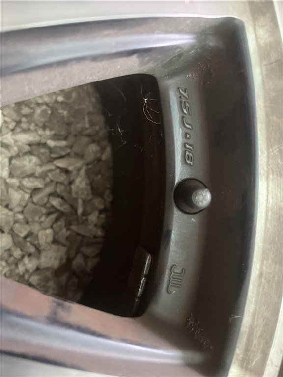  5x114.3 lyukosztású 18" használt alufelni, rajta 235/55 használt Pirelli nyári gumi gumi  7. kép