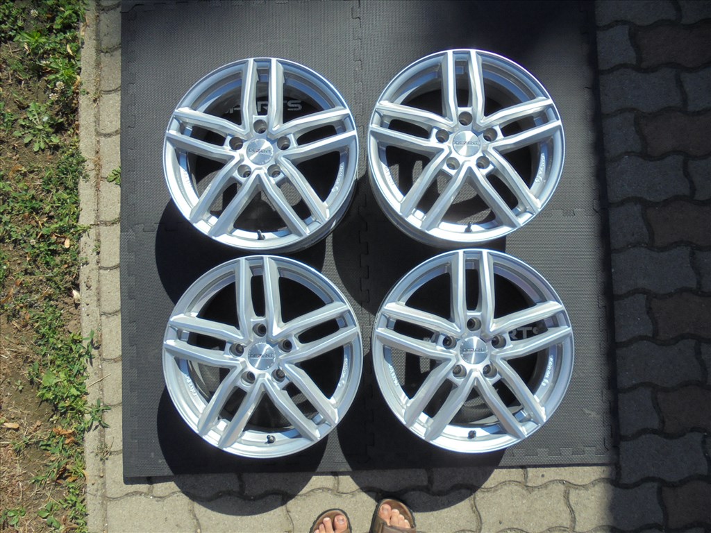 Újszerű 16-os Dezent alufelni eladó 1. kép