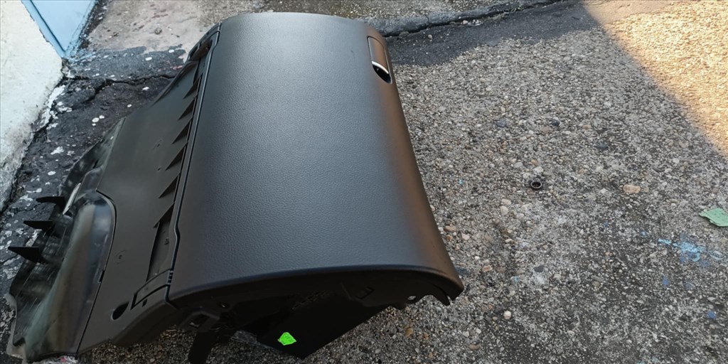 Audi A4 B6 -B7 gyári hüthetö fekete kesztyű tartó  1. kép