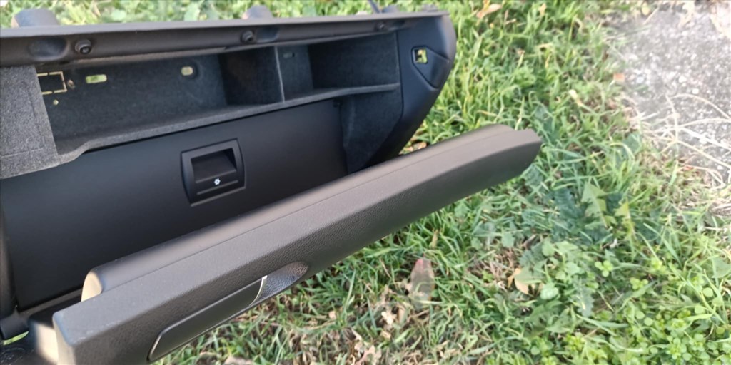 Audi A4 B6 -B7 gyári hüthetö fekete kesztyű tartó  3. kép