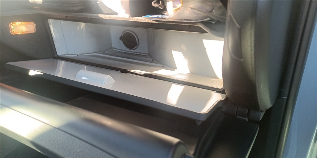 Audi A4 B6 -B7 gyári hüthetö fekete kesztyű tartó  4. kép