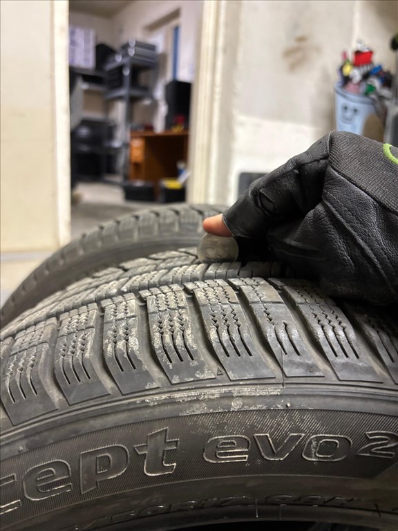  225/50 17" újszerű Hankook Winter Icept Evo - defekttűrő téli gumi - 2 db  2. kép