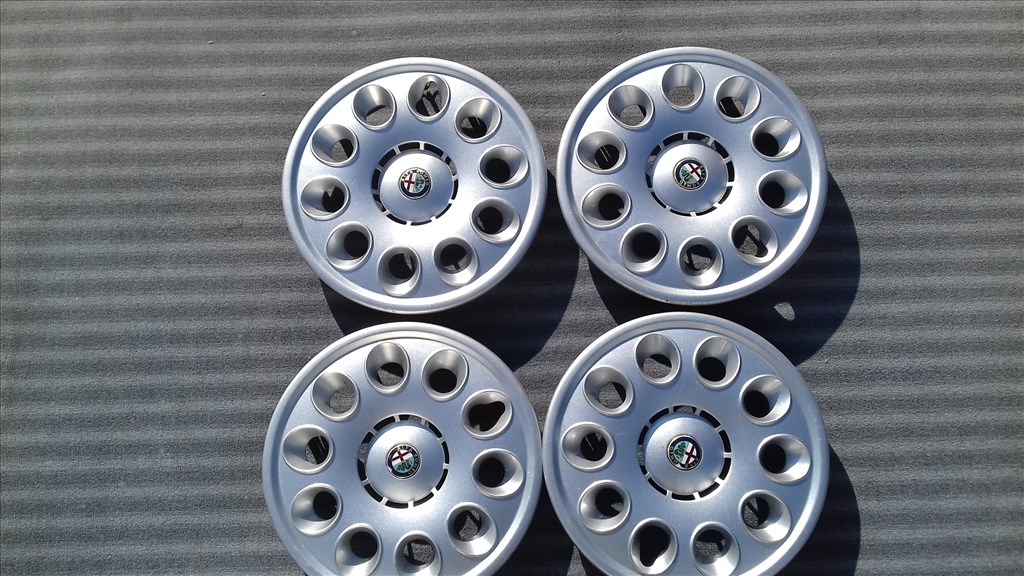 15 colos gyári Alfa Romeo dísztárcsa garnitúra 1. kép