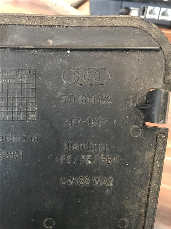 Audi A4 (B5 - 8D) akkumulátor takaró fedél 8d1819422 3. kép