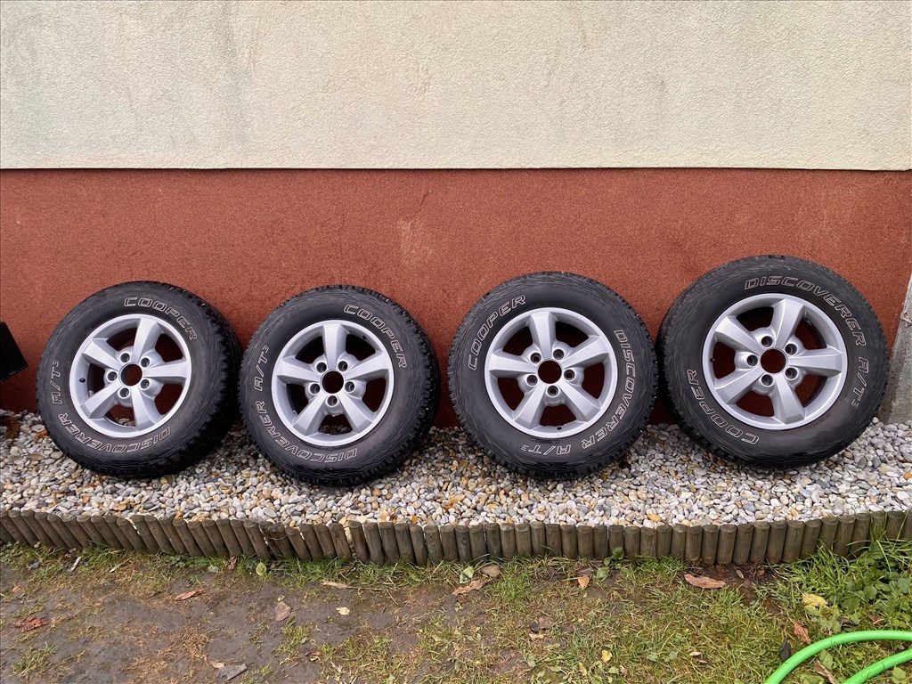  5x139.7 lyukosztású 17" újszerű (gyári felni) alufelni, rajta 245/70 használt Cooper téli 1. kép