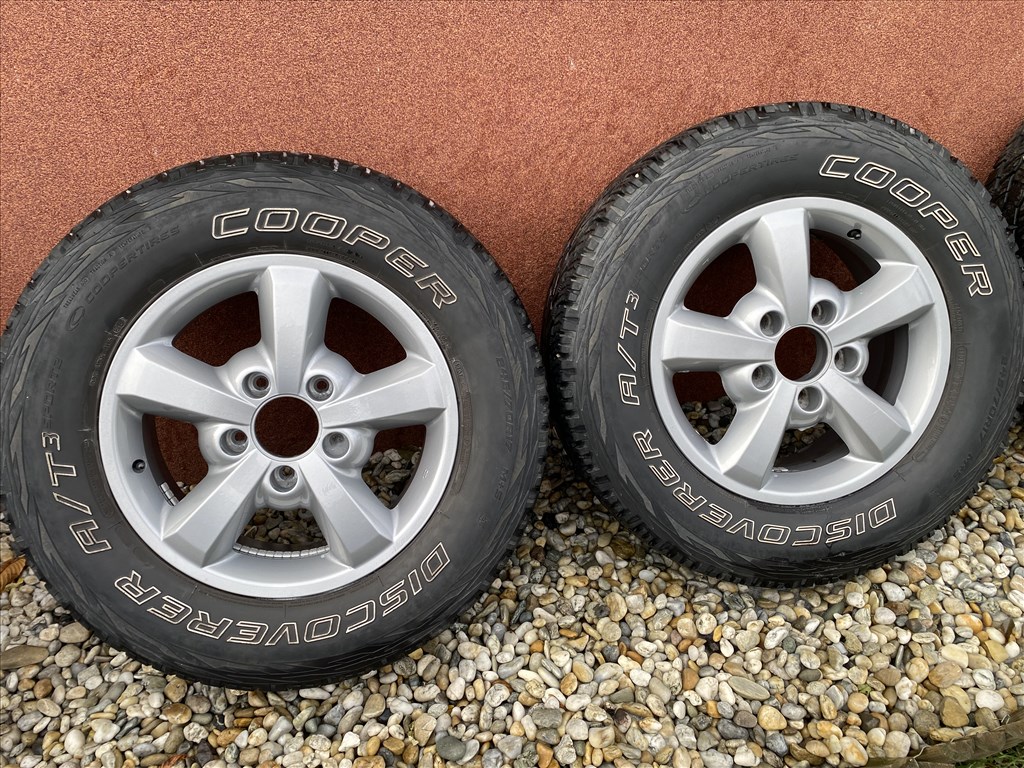  5x139.7 lyukosztású 17" újszerű (gyári felni) alufelni, rajta 245/70 használt Cooper téli 2. kép