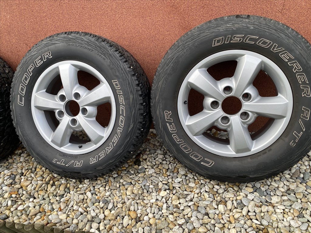  5x139.7 lyukosztású 17" újszerű (gyári felni) alufelni, rajta 245/70 használt Cooper téli 3. kép