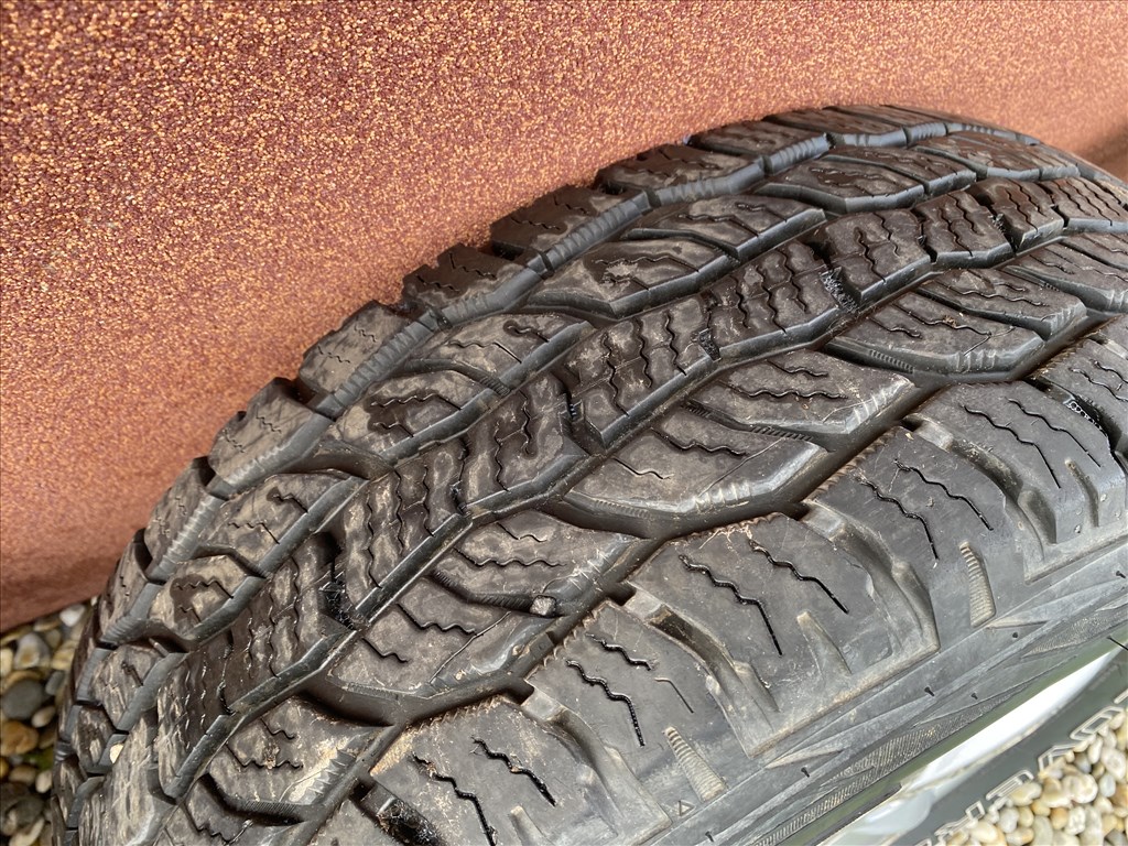  5x139.7 lyukosztású 17" újszerű (gyári felni) alufelni, rajta 245/70 használt Cooper téli 4. kép