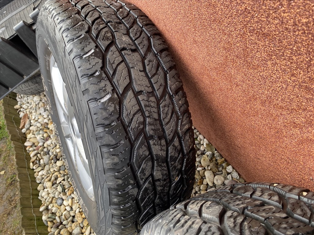  5x139.7 lyukosztású 17" újszerű (gyári felni) alufelni, rajta 245/70 használt Cooper téli 5. kép