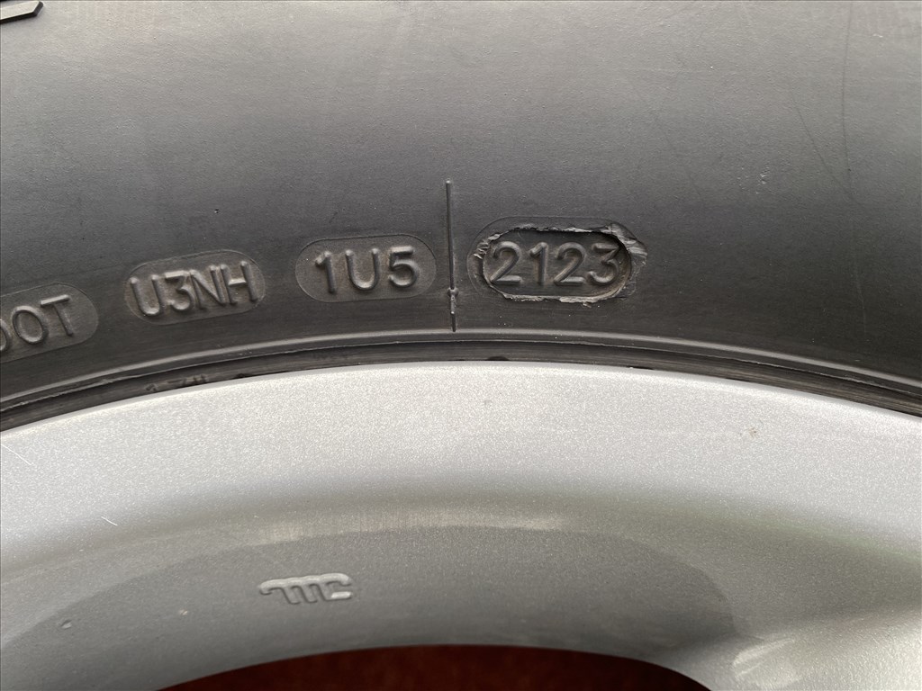  5x139.7 lyukosztású 17" újszerű (gyári felni) alufelni, rajta 245/70 használt Cooper téli 6. kép