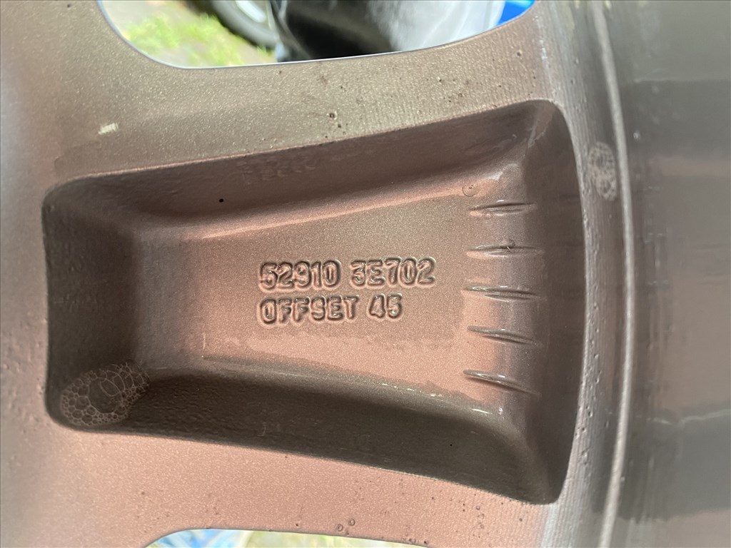  5x139.7 lyukosztású 17" újszerű (gyári felni) alufelni, rajta 245/70 használt Cooper téli 8. kép