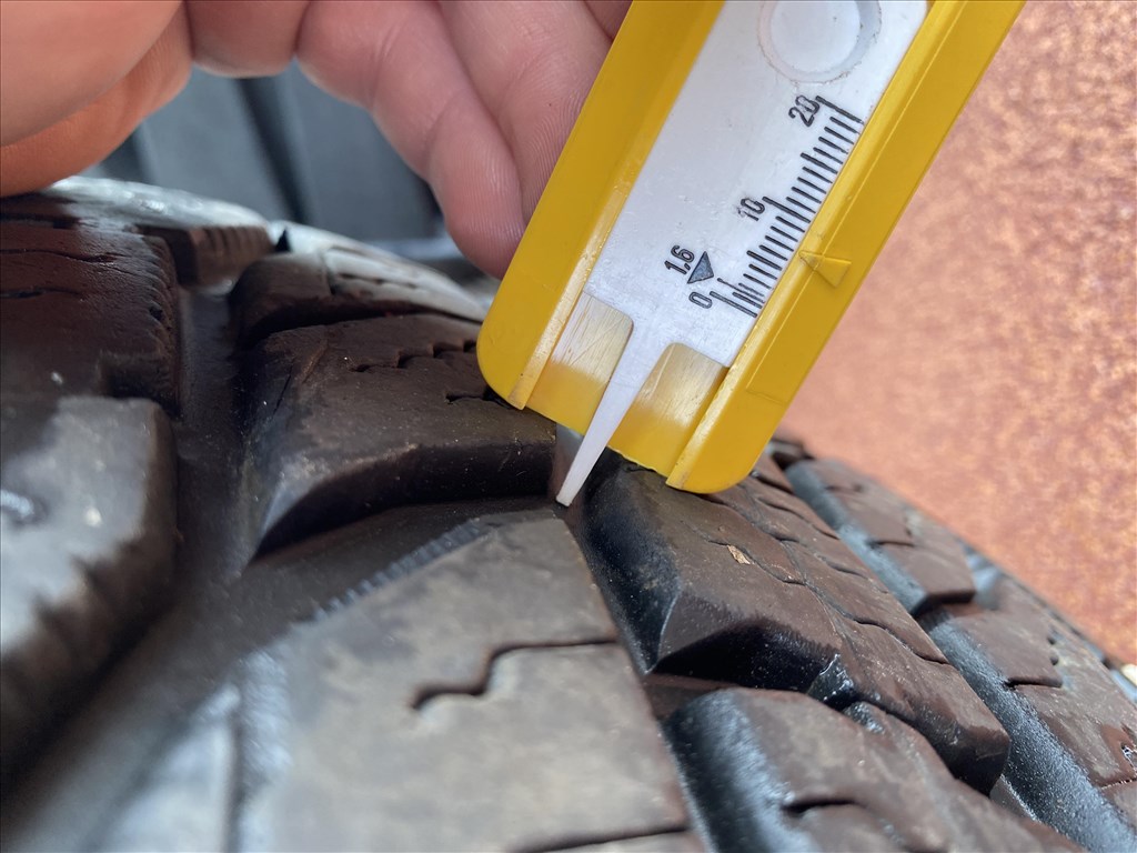  5x139.7 lyukosztású 17" újszerű (gyári felni) alufelni, rajta 245/70 használt Cooper téli 10. kép