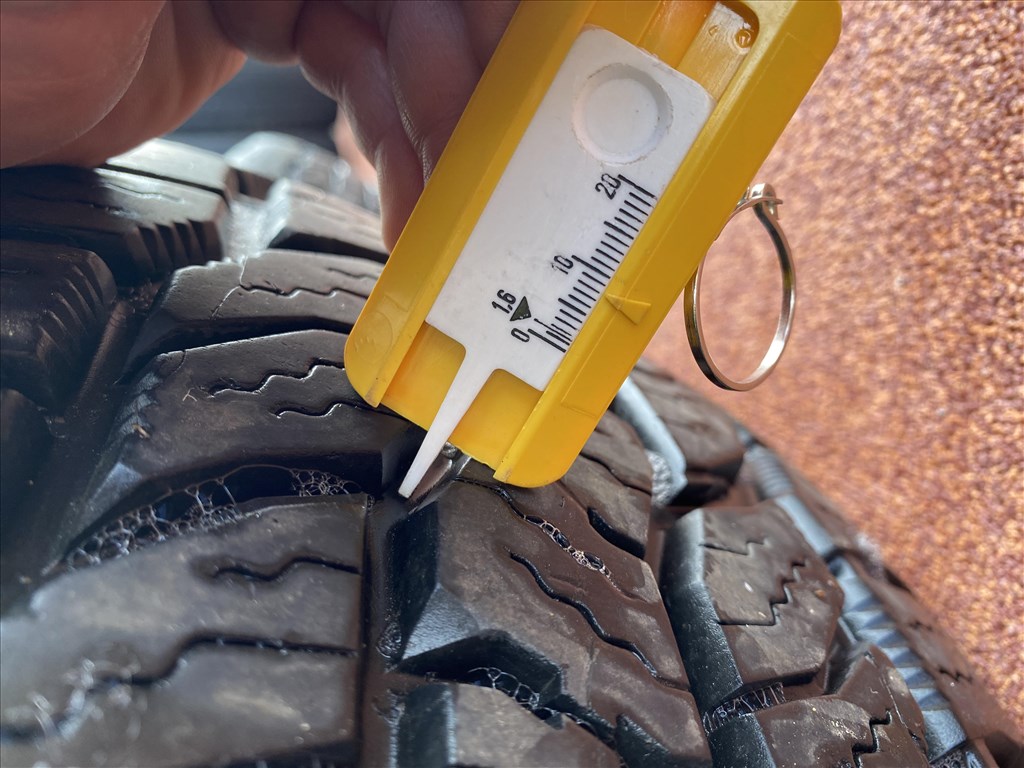  5x139.7 lyukosztású 17" újszerű (gyári felni) alufelni, rajta 245/70 használt Cooper téli 11. kép