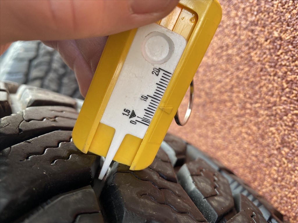  5x139.7 lyukosztású 17" újszerű (gyári felni) alufelni, rajta 245/70 használt Cooper téli 12. kép