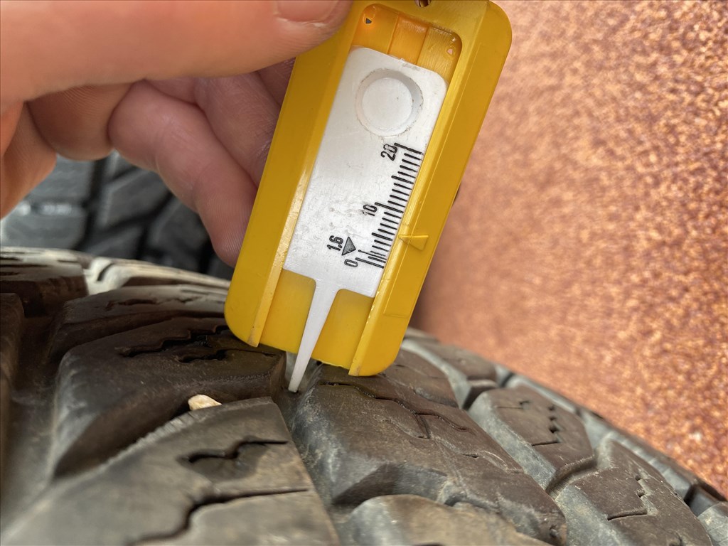  5x139.7 lyukosztású 17" újszerű (gyári felni) alufelni, rajta 245/70 használt Cooper téli 13. kép