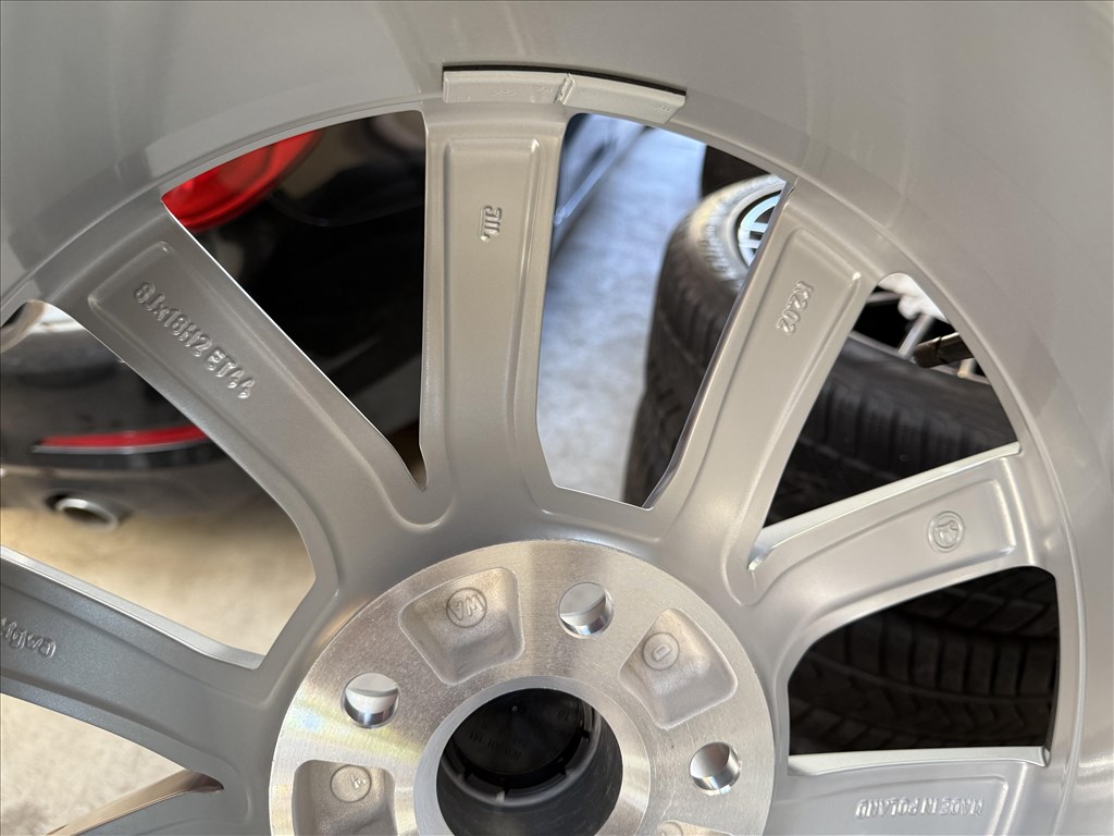  5x112 lyukosztású 18" új (gyári felni) alufelni, rajta 235/45 új Pirelli téli gumi  4. kép