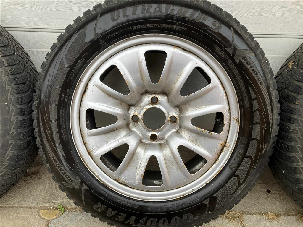  4x100 lyukosztású 15" használt lemezfelni, rajta 195/65 használt Goodyear gumi  1. kép